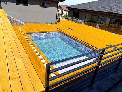 Terasa kolem bazénu u RD z impregnovaných prken KI-Duo, okrový odstín. Technologie olejově-vakuové impregnace poskytuje dřevu dlouhodobou ochranu. Terasa kolem bazénu u RD z impregnovaných prken KI-Duo, okrový odstín. Technologie olejově-vakuové impregnace poskytuje dřevu dlouhodobou ochranu.