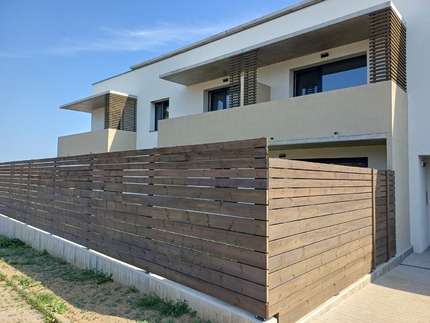 Detail dekorativních slunolamů balkónů z terasových prken KI Duo v šedé barvě, zakázková výroba Impregnace Soběslav.  Detail dekorativních slunolamů balkónů z terasových prken KI Duo v šedé barvě, zakázková výroba Impregnace Soběslav.