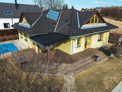 Letecký snímek ze stavby terasy z terasových prken KI Duo ošetřených Královskou impregnací u rodinného domu na Českobudějovicku.    Letecký snímek ze stavby terasy z terasových prken KI Duo ošetřených Královskou impregnací u rodinného domu na Českobudějovicku.