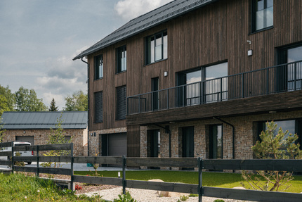 Designově výjimečný projekt apartmánového bydlení Chalet Kovářov má fasádu obloženou obkladem KI Trend v šedém odstínu, stejný odstín byl také zvolen pro obkladové hranoly KI, kterými jsou obloženy balkony. 