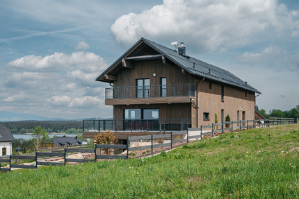 Kombinace fasádního obkladu KI Trend a obkladových hranolů KI v šedé barvě na fasádě projektu Chalet Kovářov. Zakázková výroba Impregnace Soběslav. 