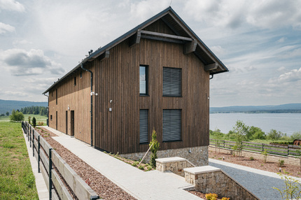 Apartmánový dům Chalet Kovářov u Lipna s obkladovými prkny KI Trend v šedém odstínu, zakázková výroba Impregnace Soběslav.   