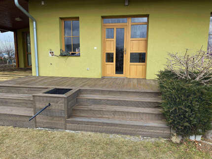 Detail povrchu nové terasy rodinného domu z prken KI Duo v šedém provedení, zakázková výroba Impregnace Soběslav a Dřevovýroba Václav Vaněk.   Detail povrchu nové terasy rodinného domu z prken KI Duo v šedém provedení, zakázková výroba Impregnace Soběslav a Dřevovýroba Václav Vaněk.
