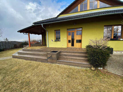 Nový povrch terasy rodinného domu z terasových prken KI Duo. Technologie olejové impregnace (Královská impregnace) poskytuje dřevu v exteriéru dokonalou ochranu.  Nový povrch terasy rodinného domu z terasových prken KI Duo. Technologie olejové impregnace (Královská impregnace) poskytuje dřevu v exteriéru dokonalou ochranu.