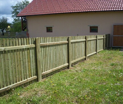 Plot u zahrady rodinného domu z hoblovaných prken ošetřených vakuově-tlakovou impregnací 