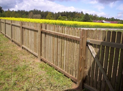 Detail plotu z hoblovaných prken z borovice ošetřených vakuově-tlakovou impregnací (Profi impregnace)  Detail plotu z hoblovaných prken z borovice ošetřených vakuově-tlakovou impregnací (Profi impregnace)