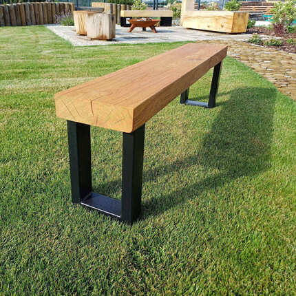 Kovová noha ve tvaru U k půlenému pražci - ideální řešení pro zahradní lavičku  Kovová noha ve tvaru U k půlenému pražci - ideální řešení pro zahradní lavičku