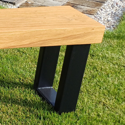 Detail kovové nohy ve tvaru U k půlenému pražci.  Detail kovové nohy ve tvaru U k půlenému pražci.