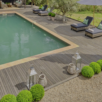 Díky olejové impregnaci terasová prkna KI Duo nabízejí nádherný přírodní vzhled a mimořádnou životnost dřeva v exteriéru.    Díky olejové impregnaci terasová prkna KI Duo nabízejí nádherný přírodní vzhled a mimořádnou životnost dřeva v exteriéru.