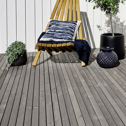 Detail terasových prken KI Duo v šedé barvě. Technologie olejové impregnace (Královská impregnace) nabízí nejen nádherné přírodní barvy, ale také dokonale chrání dřevo v exteriéru.  Detail terasových prken KI Duo v šedé barvě. Technologie olejové impregnace (Královská impregnace) nabízí nejen nádherné přírodní barvy, ale také dokonale chrání dřevo v exteriéru.