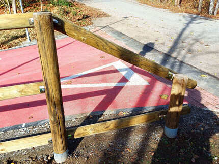 Detail dřevěného zábradlí z palisád a sloupků ošetřených Profi impregnací. Zakázková výroba Impregnace Soběslav. Detail dřevěného zábradlí z palisád a sloupků ošetřených Profi impregnací. Zakázková výroba Impregnace Soběslav.