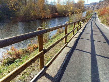 Z&aacute;bradl&iacute; z impregnovan&yacute;ch palis&aacute;d a impregnovan&yacute;ch sloupků na nov&eacute; cyklostezce v Česk&eacute;m Krumlově. Profi impregnace poskytuje dlouhodobou ochranu proti dřevokazn&eacute;mu hmyzu, houb&aacute;m i pl&iacute;sn&iacute;m.    