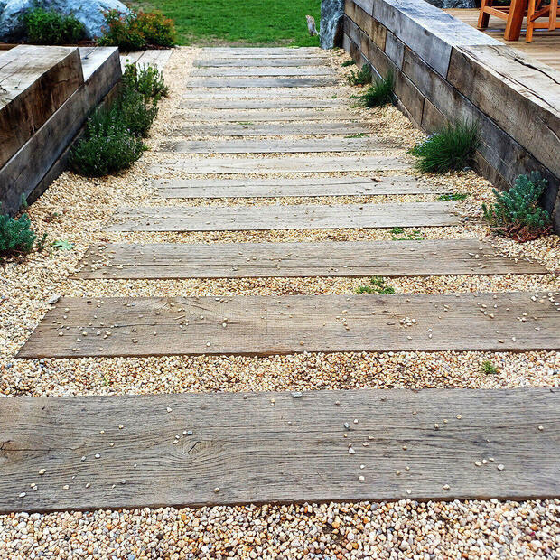 Detail chodníku a opěrných zídek z impregnovaných zahradních pražců.