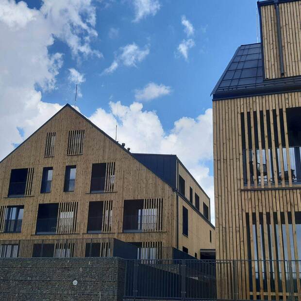 Fasáda apartmánového komplexu obložena hoblovanými prkny z borovice, která jsou ošetřena technologií vakuově-tlakové impregnace (Profi impregnace)
