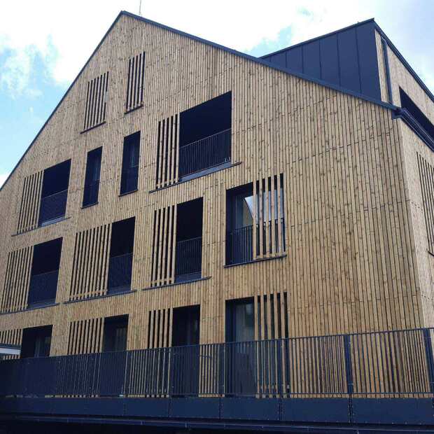 Fasáda apartmánového komplexu obložena hoblovanými prkny z borovice, která jsou ošetřena technologií vakuově-tlakové impregnace (Profi impregnace)
