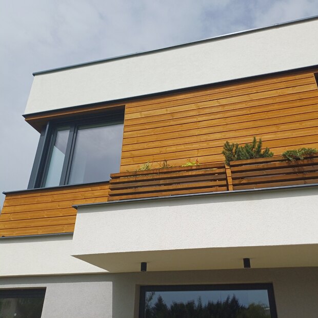 Obkladová prkna KI - Trend v okrové barvě na fasádě rodinného domu. Obklad je ošetřen technologií Královské impregnace, zakázková výroba Impregnace Soběslav