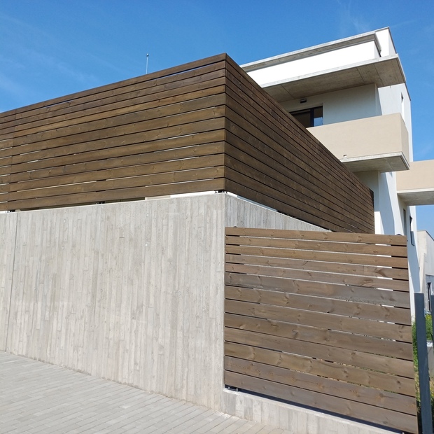 Projekt rezidenčního bydlení v Jihlavě - oplocení a dekorativní slunolamy balkónů z terasových prken KI-Duo, zakázková výroba Impregnace Soběslav  