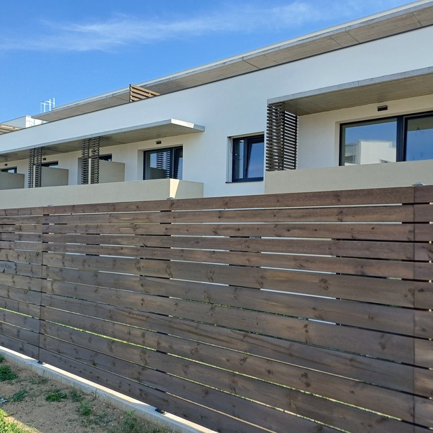 Projekt rezidenčního bydlení v Jihlavě - oplocení a dekorativní slunolamy balkónů z terasových prken KI-Duo, zakázková výroba Impregnace Soběslav