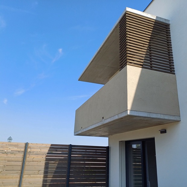 Projekt rezidenčního bydlení v Jihlavě - oplocení a dekorativní slunolamy balkónů z terasových prken KI-Duo, zakázková výroba Impregnace Soběslav