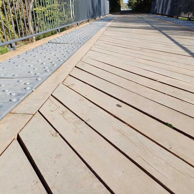 Kompletní rekonstrukce mostní konstrukce pro cyklostezku přes Nežárku ve Veselí nad Lužnicí, dubové impregnované fošny, zakázková výroba Impregnace Soběslav.