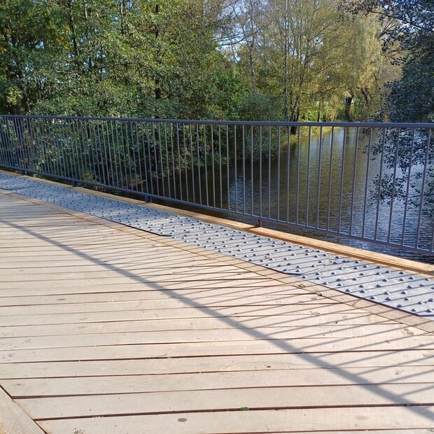 Kompletní rekonstrukce mostní konstrukce pro cyklostezku přes Nežárku ve Veselí nad Lužnicí, dubové impregnované fošny, zakázková výroba Impregnace Soběslav.