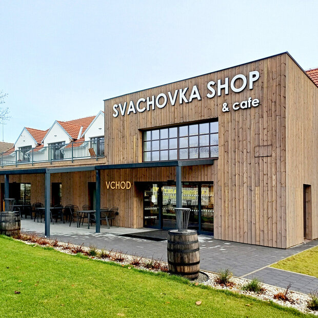 Fasádní obklad KI - Trend v šedém zbarvení na budově prodejny a kavárny Svachovka Shop 