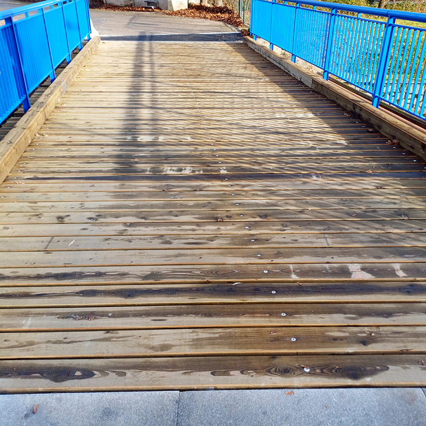 Detail mostovky z kvalitních modřínových hranolů v profilu 16x16 cm ošetřených Profi impregnací, zakázková výroba Impregnace Soběslav