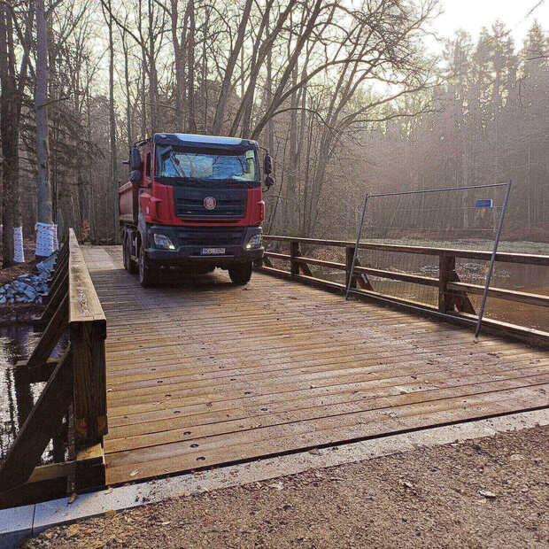 Detail nové mostovky na mostě v lesním úseku Polomská z impregnovaných modřínových hranolů o profilu 200x200 mm v délce 5 metrů. Zakázková výroba Impregnace Soběslav.  