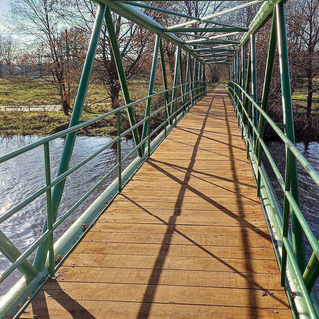 Půlené dubové pražce impregnované Profi impregnací, lávka přes Lužnici v Soběslavi, zakázková výroba Impregnace Soběslav