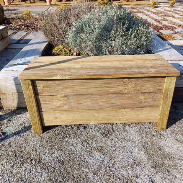 Detail praktické bedýnky vyrobené z odřezků terasových prken. Poslouží jako lavička, květináč a díky výklopnému víku bedýnku ji lze využit i jako úložný box, výroba Impregnace Soběslav.