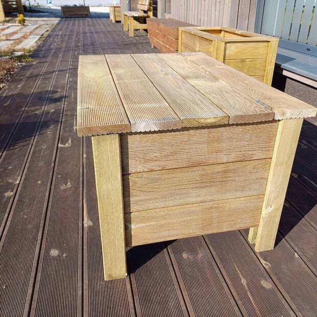 Detail praktické lavičky vyrobené z odřezků terasových prken. Díky výklopnému víku lavička zároveň slouží jako praktický úložný box, výroba Impregnace Soběslav.