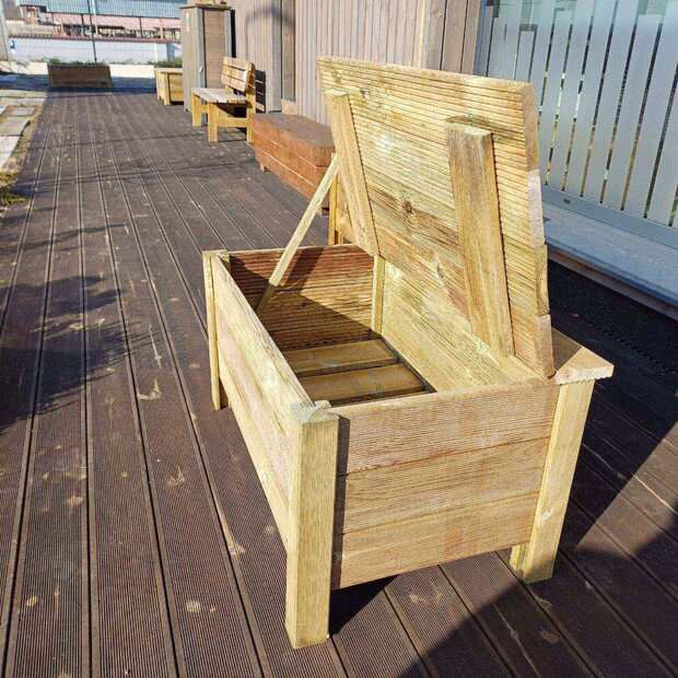 Detail praktické lavičky vyrobené z odřezků terasových prken. Díky výklopnému víku lavička zároveň slouží jako praktický úložný box, výroba Impregnace Soběslav.