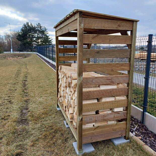 Praktický krytý dřevník vyrobený z odřezků terasových prken, výroba Impregnace Soběslav