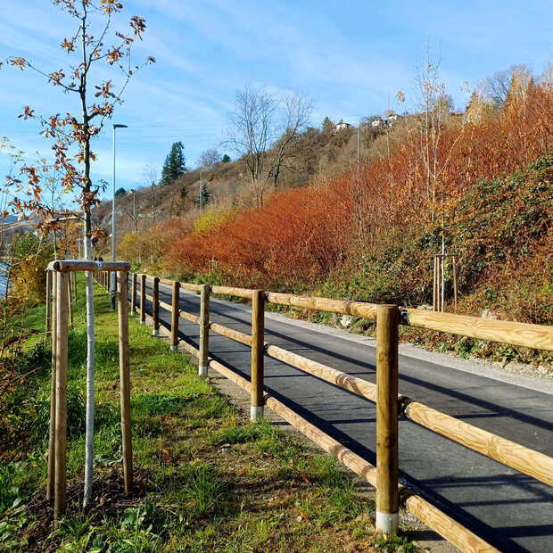 Detail nového zábradlí cyklostezky v Českém Krumlově z impregnovaných palisád a kulatiny, které jsou ošetřeny Profi impregnací.
