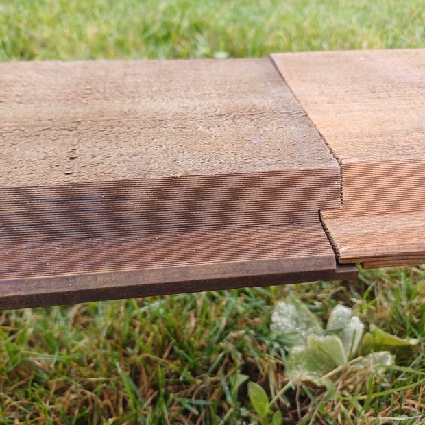 Detail profrezovaného zámku u fasádního obkladu značky Královská impregnace, produkt je ošetřen olejově-vakuovou impregnací