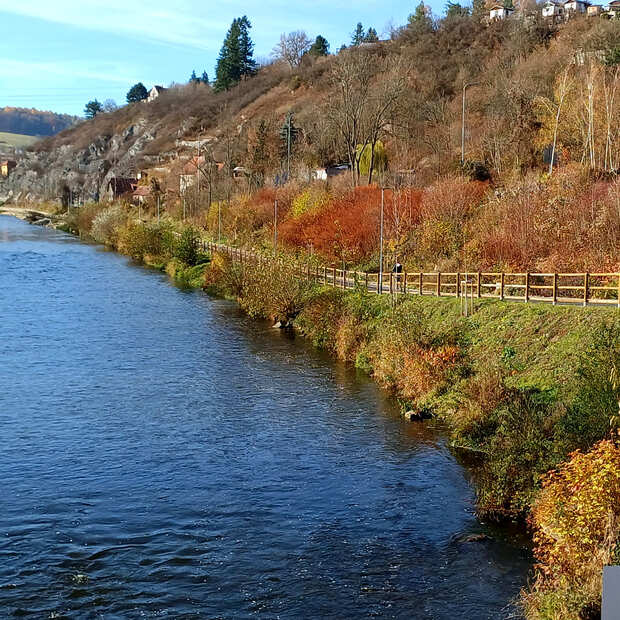 Pohled na řeku Vltavu a z&aacute;bradl&iacute; nov&eacute; cyklostezky v Česk&eacute;m Krumlově, z&aacute;bradl&iacute; bylo vyrobeno z impregnovan&yacute;ch palis&aacute;d a kulatiny od Impregnace Soběslav.