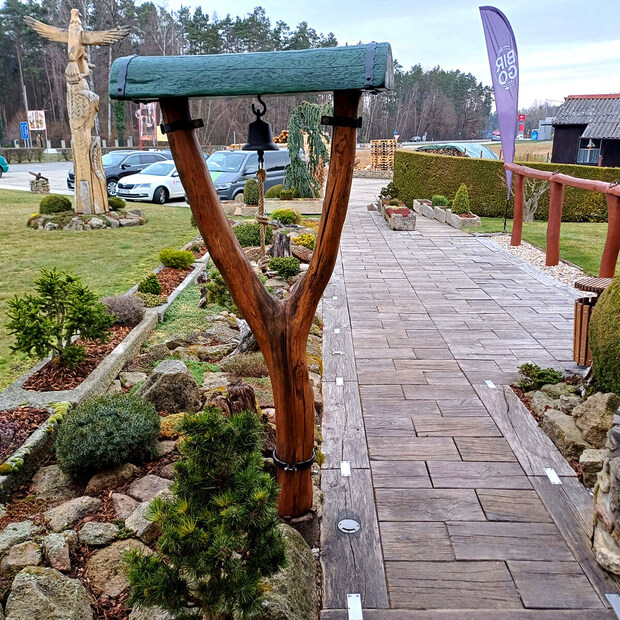 Praktický chodník z impregnovaných zahradních pražců v prostorách stylové restaurace Country Saloon Řípec. Profi impregnace zvyšuje ochranu dřeva v exteriéru.