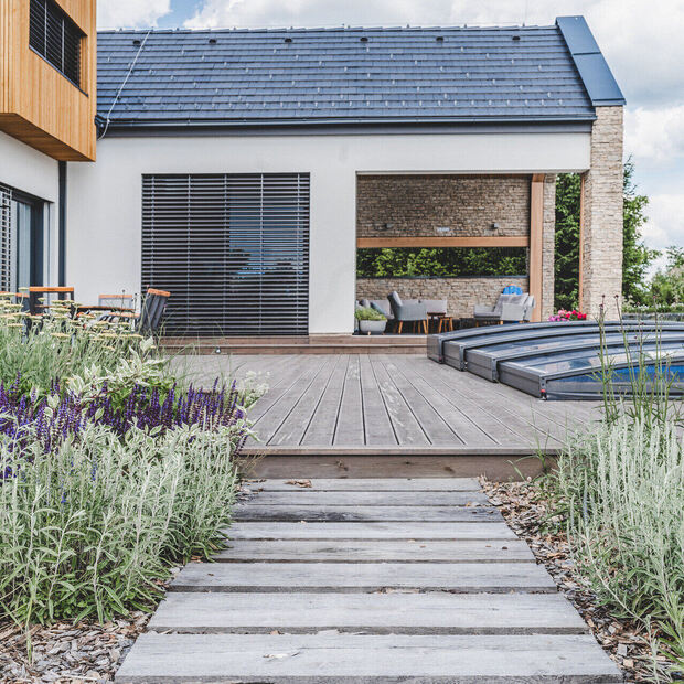 Praktický chodník ze zahradních pražců spojuje terasu rodinného domu se zahradou, zakázková výroba Impregnace Soběslav.