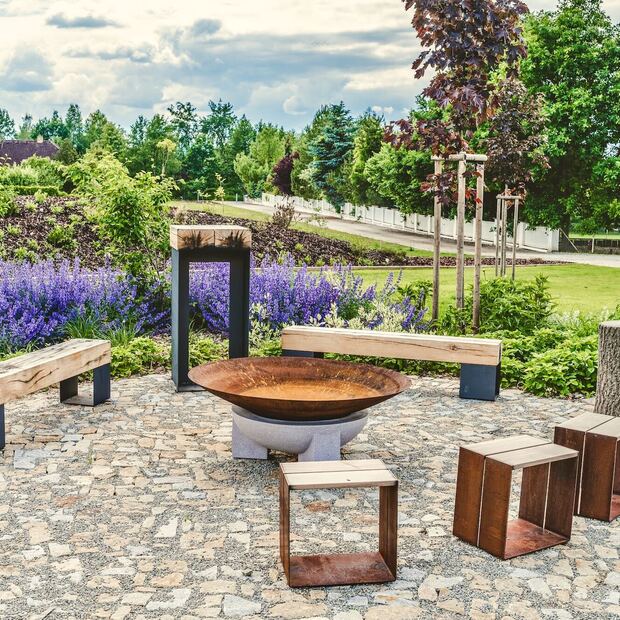 Zahradní pražce lze využit i k výrobě elegantních a praktických laviček, kovové nohy k lavičkám najdete též v našem e-shopu.