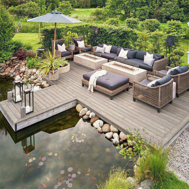 Nádherná terasa u přírodního jezera, která byla součástí jednoho z norských domů snů 