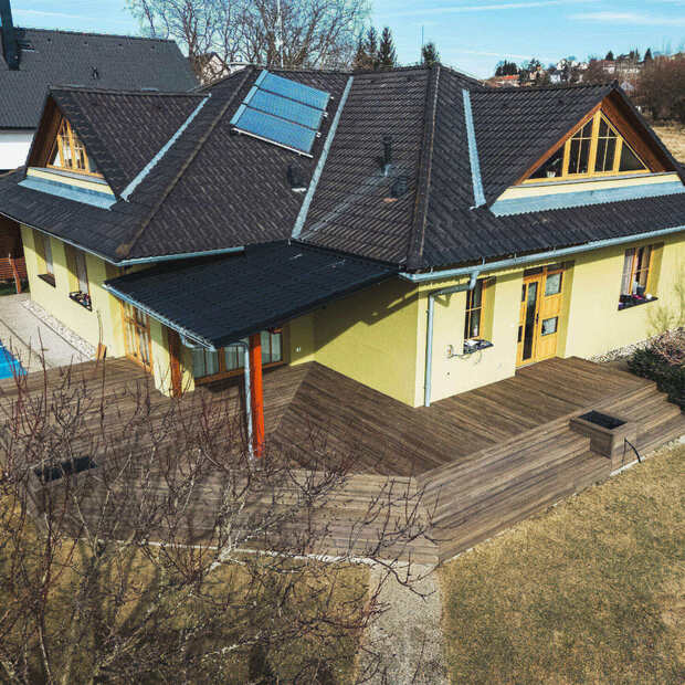 Po - Detail povrchu nové terasy z impregnovaných prken KI - Duo v šedém provedení, zakázková výroba Impregnace Soběslav a Dřevovýroba Václav Vaněk.