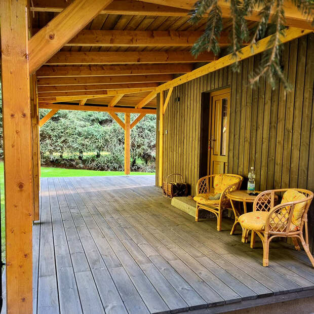 Detail terasov&yacute;ch prken KI Duo, form&aacute;t 28x145 mm v &scaron;ed&eacute;m odst&iacute;nu, technologie Kr&aacute;lovsk&eacute; impregnace zaji&scaron;ťuje dřevu v exteri&eacute;ru maxim&aacute;ln&iacute; ochranu a př&iacute;rodn&iacute; vzhled.  