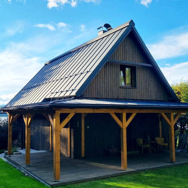 Rekreačn&iacute; chatu na břehu Lipna zdob&iacute; fas&aacute;dn&iacute; obklad KI Trend a terasov&aacute; prkna KI Duo. D&iacute;ky Kr&aacute;lovsk&eacute; impregnaci je př&iacute;rodn&iacute; dřevo dokonale chr&aacute;něno před vlivy počas&iacute;, UV z&aacute;řen&iacute;m i &scaron;kůdci. 