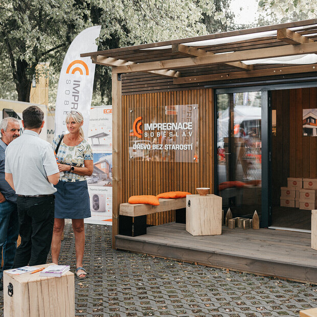Nová expozice spol. Impregnace Soběslav postavena z kontejneru a opláštěna produkty značky Královská impregnace, zakázková výroba