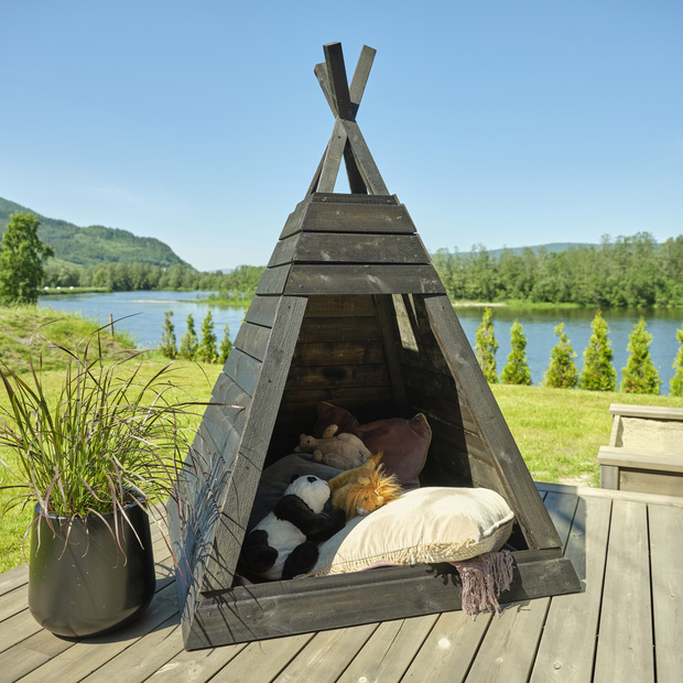 Ručně vyrobený dřevěný přístřešek z impregnovaných prken v rustikálním stylu. Ideální místo pro jarní relaxaci.