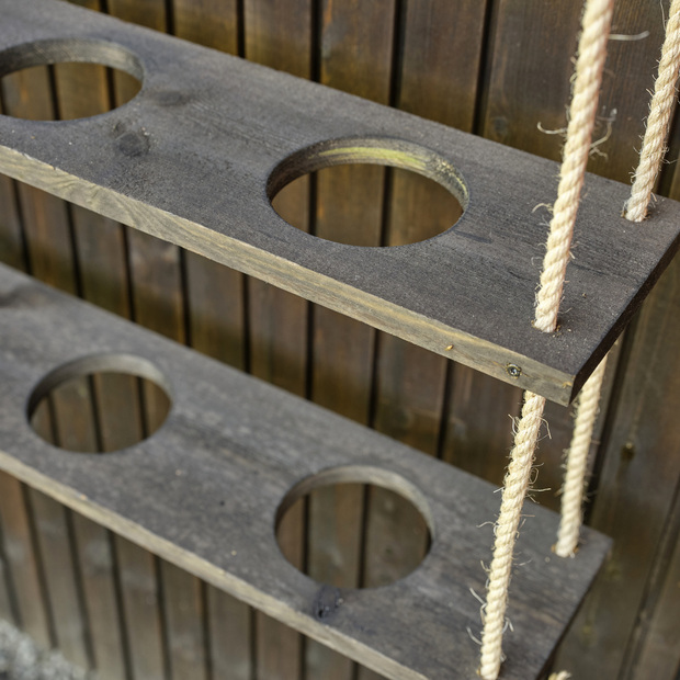 Ručně vyrobena závěsná police z terasových prken ošetřených Královskou impregnací s kruhovými výřezy v rustikálním stylu.