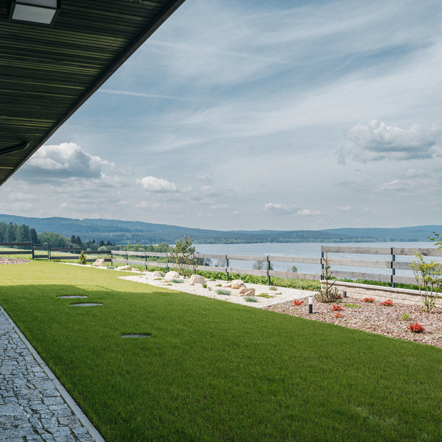 Obložení fasády luxusní novostavby Chalet Kovářov u Lipna obkladem KI - Trend v šedém odstínu, zakázková výroba Impregnace Soběslav.