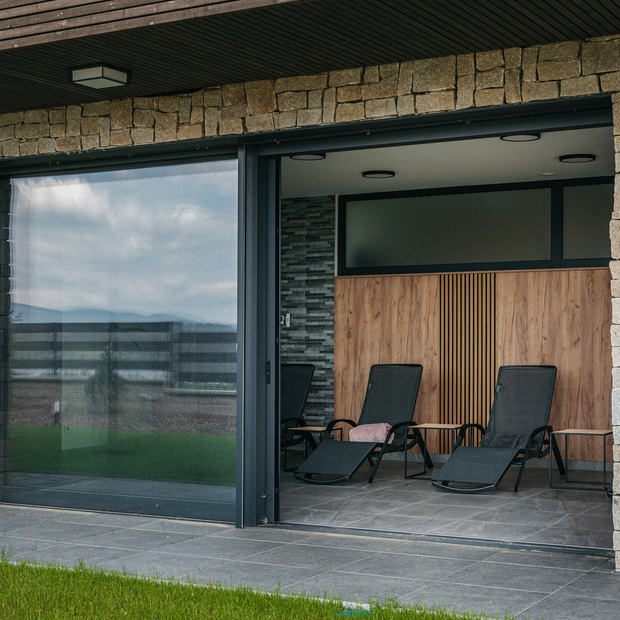 Obložení fasády luxusní novostavby Chalet Kovářov u Lipna obkladem KI - Trend v šedém odstínu, zakázková výroba Impregnace Soběslav.