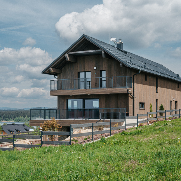 Obložení fasády luxusní novostavby Chalet Kovářov u Lipna obkladem KI - Trend v šedém odstínu, zakázková výroba Impregnace Soběslav.