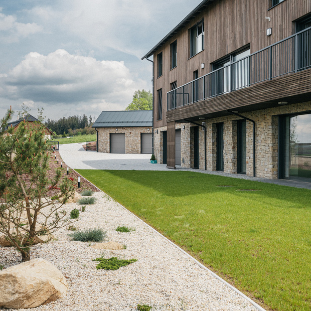 Obložení fasády luxusní novostavby Chalet Kovářov u Lipna obkladem KI - Trend v šedém odstínu, zakázková výroba Impregnace Soběslav.